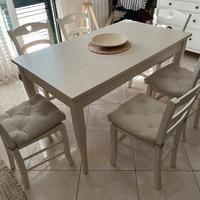 Tavolo con sedie da cucina