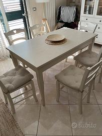 Tavolo con sedie da cucina