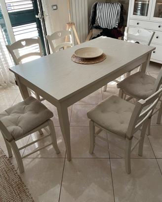 Tavolo con sedie da cucina