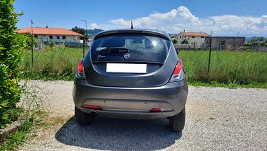 Lancia Ypsilon di colore grigio METANO