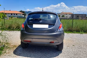 Lancia Ypsilon di colore grigio METANO