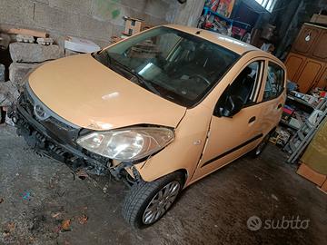 Hyundai i10 incidentata