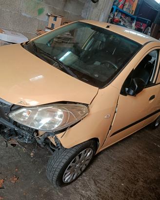 Hyundai i10 incidentata