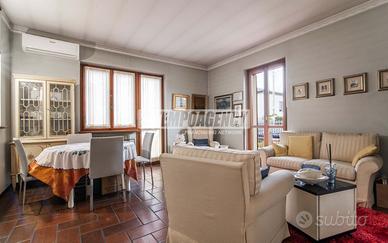 SOLUZIONE INDIPENDENTE CON TAVERNA E BOX