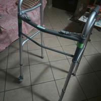 Deambulatore e supporto poltrona per letto nuovi