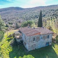Rustico in pietra con 19 ha di terreno Laiatico