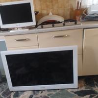 Due TV Samsung 15 pollici e 50 pollici Smart TV