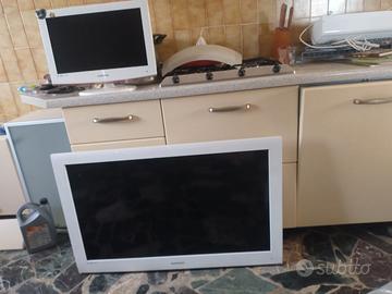 Due TV Samsung 15 pollici e 50 pollici Smart TV