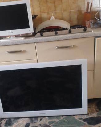 Due TV Samsung 15 pollici e 50 pollici Smart TV
