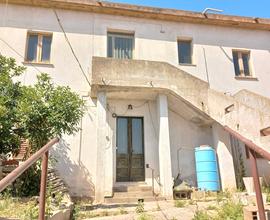 Casa suddivisa in 3 appartamenti