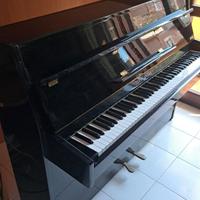 pianoforte verticale nero