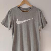 T-shirt Nike grigia con logo bianco 