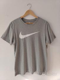 T-shirt Nike grigia con logo bianco 