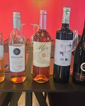 Collezione bottiglie di vino chiuse