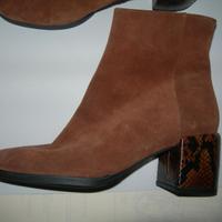 Stivaletto scamosciato e scarpa in tela nuove