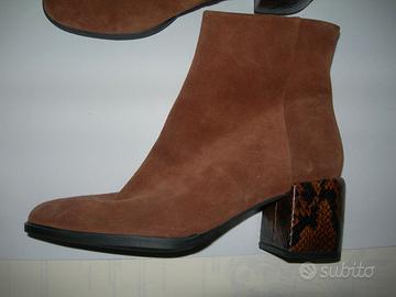 Stivaletto scamosciato e scarpa in tela nuove