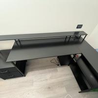Scrivania nera con luci al led