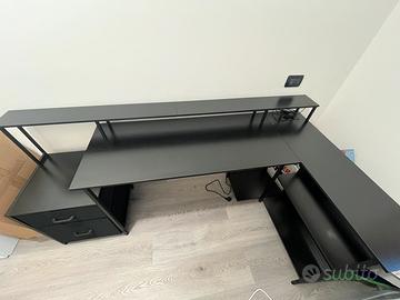 Scrivania nera con luci al led