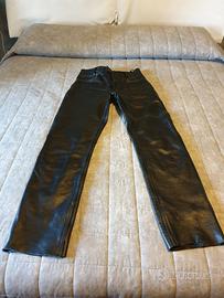 Abbigliamento moto, pantaloni in pelle.