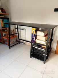 scrivania con ripiani 