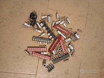 Inserti vari più bussolotti e chiave a cacciavite