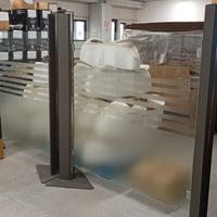 Separè in vetro temperato e a tratti satinato, con