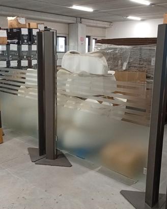 Separè in vetro temperato e a tratti satinato, con