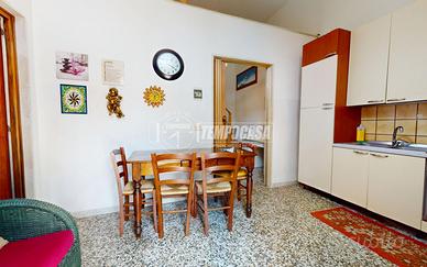 Casa al piano terra, con cortile e due depositi.