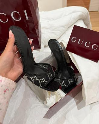 Tacchi Gucci neri con cristalli GG