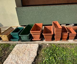 25 Vasi e relativi sottovasi misti