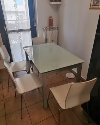 Tavolo usato in vetro allungabile con 4 sedie