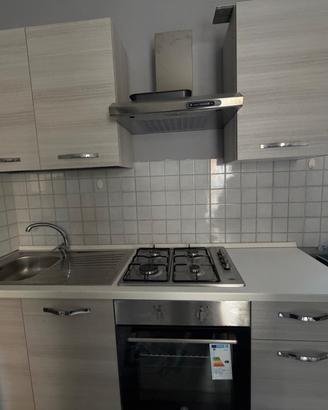 Cucina componibile + tavolo con 4 sedie
