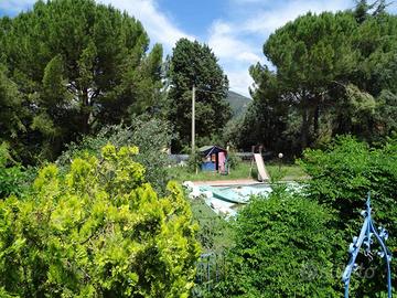 casa con piscina e giardino privato