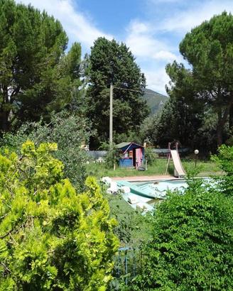 casa con piscina e giardino privato