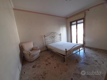 4 v con possibilità garage pressi via roccaromana