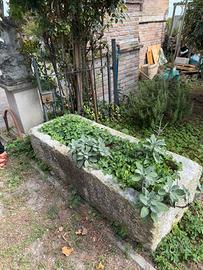 Mangiatoia in pietra antica