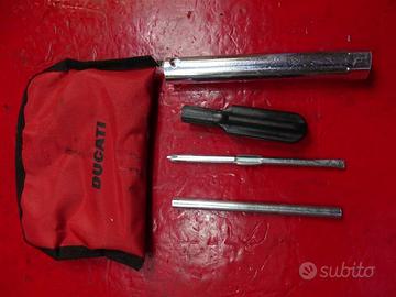 KIT ATTREZZI DUCATI MONSTER 695