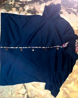 camicia con dettagli floreali