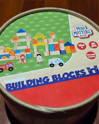 Set costruzioni in legno con personaggi