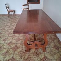 Tavolo in legno con 4 sedie