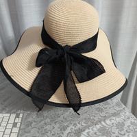 cappello a falda larga di paglia e rafia