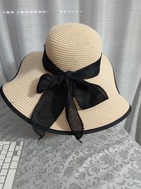 cappello a falda larga di paglia e rafia