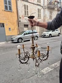 lampadario antico con gocce di cristallo