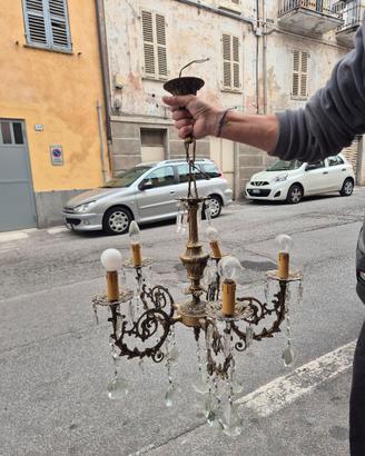 lampadario antico con gocce di cristallo
