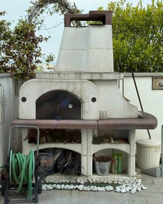 Barbecue in muratura con forno