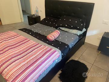 Letto e comodini e como tutto nero e oro