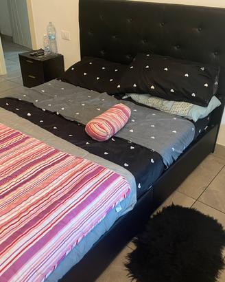 Letto e comodini e como tutto nero e oro
