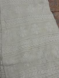 Copriletto bianco a mano all’uncinetto