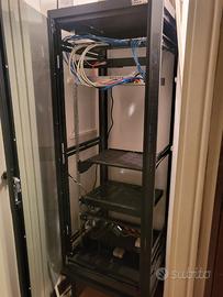 Armadio Rack 19” da pavimento con ripiani