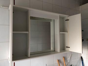 Arredi bagno:specchiera, bidet, wc, lavabo, vasca